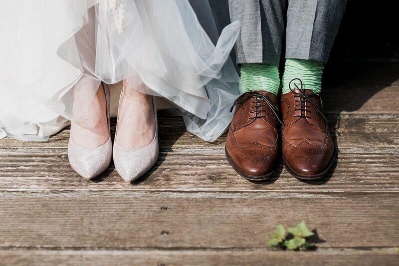 Một bộ sưu tập các loại giày da cổ điển như Oxford, Derby, Loafer và Monk Strap được sắp xếp gọn gàng, phù hợp cho nhiều phong cách mặc vest đi giày gì.